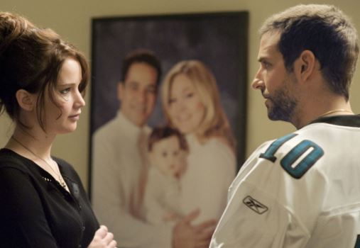 Tiffany (Jennifer Lawrence) e Pat Solatano (Bradley Cooper): qual o lado certo da vida?